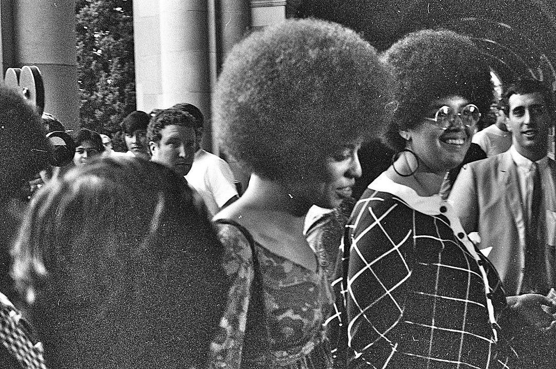 Anglea Davis/1084px-Angela_Davis_enters_Royce_Hall_for_first_lecture_October_7_1969.jpg